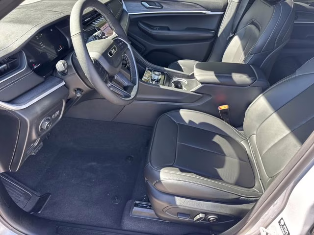 2025 Silver Zynith Jeep Grand Cherokee Limited 4X4 SUV