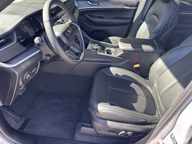 2025 Silver Zynith Jeep Grand Cherokee Limited 4X4 SUV