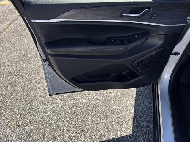 2025 Silver Zynith Jeep Grand Cherokee Limited 4X4 SUV