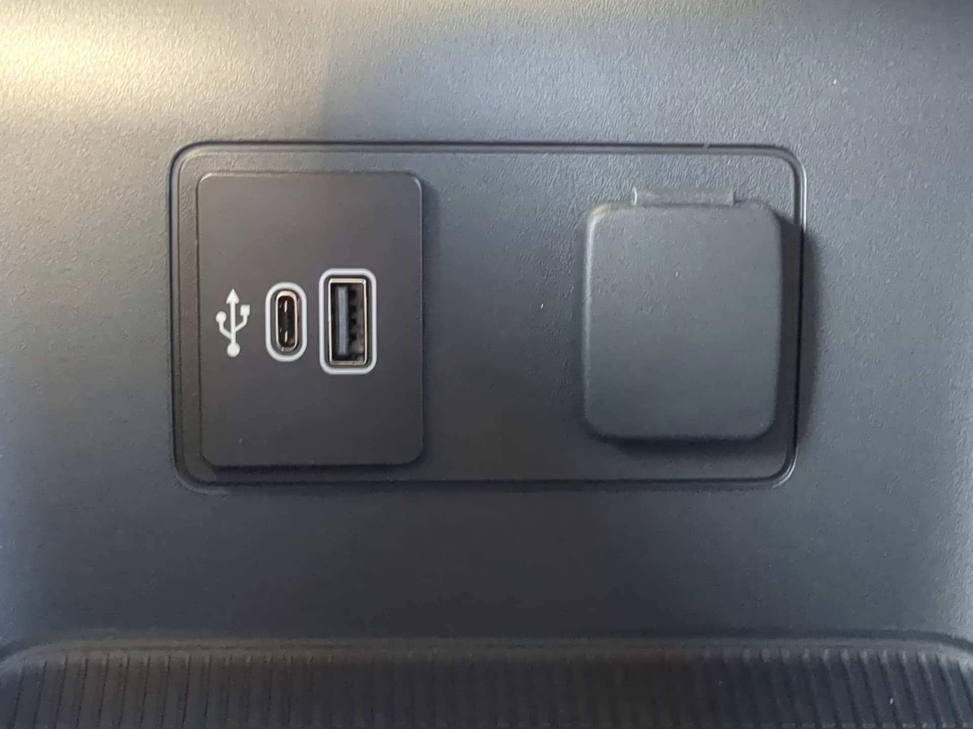 2026 Star White Metallic Tri-Coat Ford Explorer Active RWD SUV