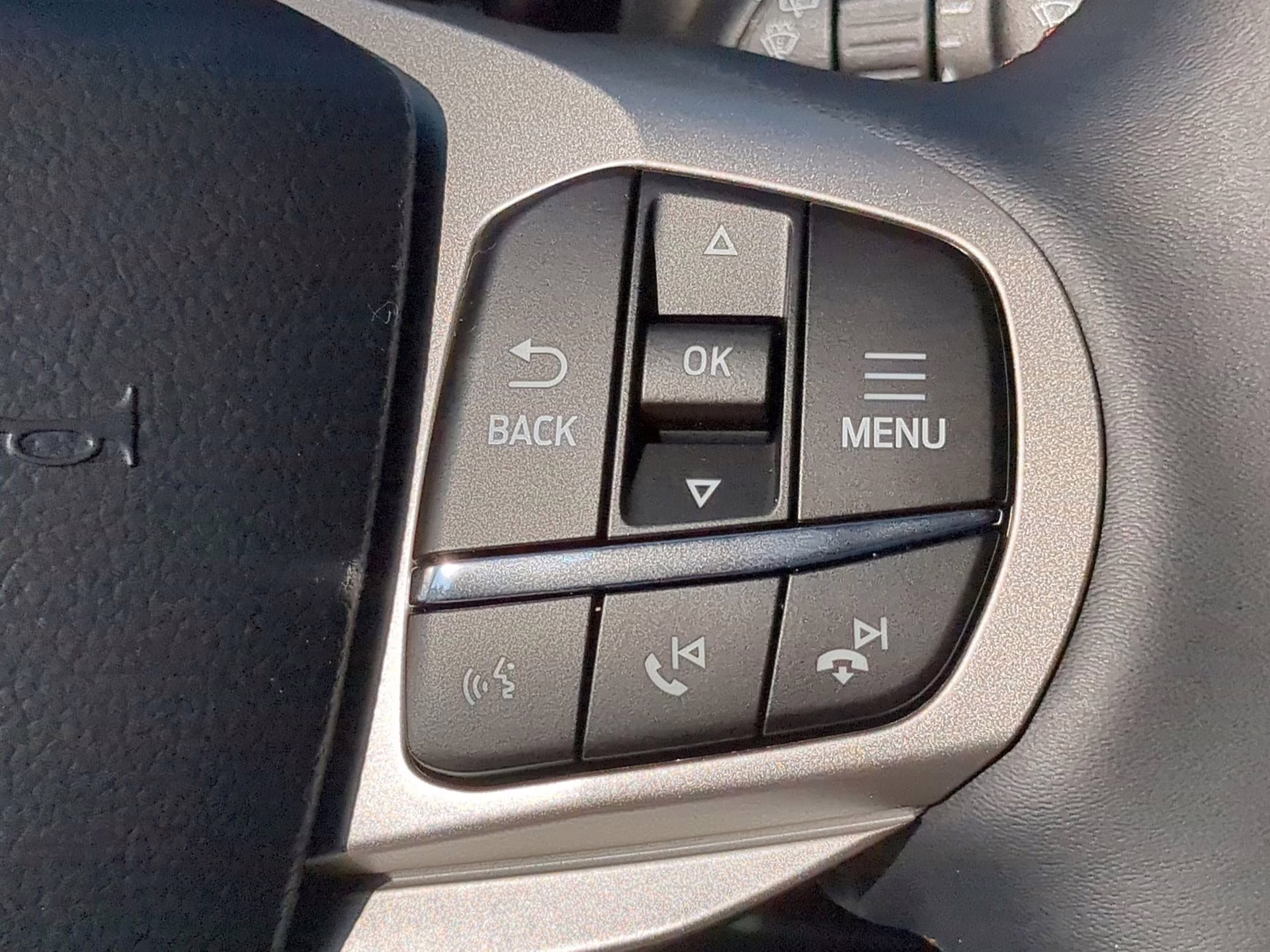 2026 Star White Metallic Tri-Coat Ford Explorer Active RWD SUV