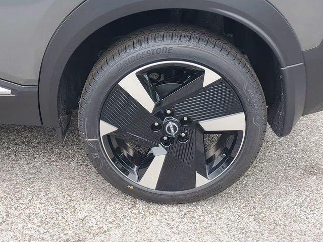 2026 Gun Metallic/Super Black Nissan Kicks SR FWD SUV