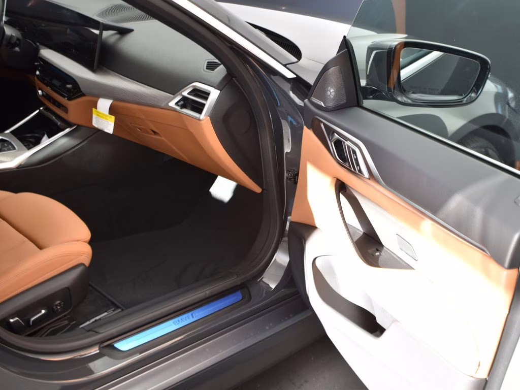2025 BMW i4 40 - Photo 18