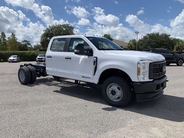 2026 Oxford White Ford Super Duty F-350 DRW XL 4X4 Chassis
