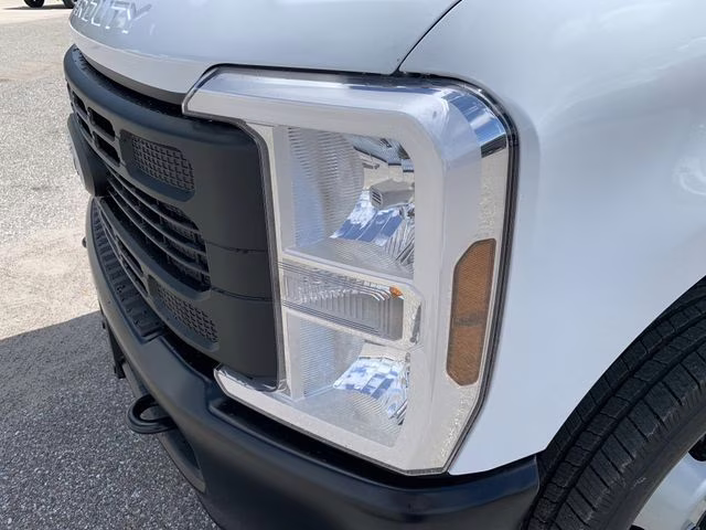 2026 Oxford White Ford Super Duty F-350 DRW XL 4X4 Chassis