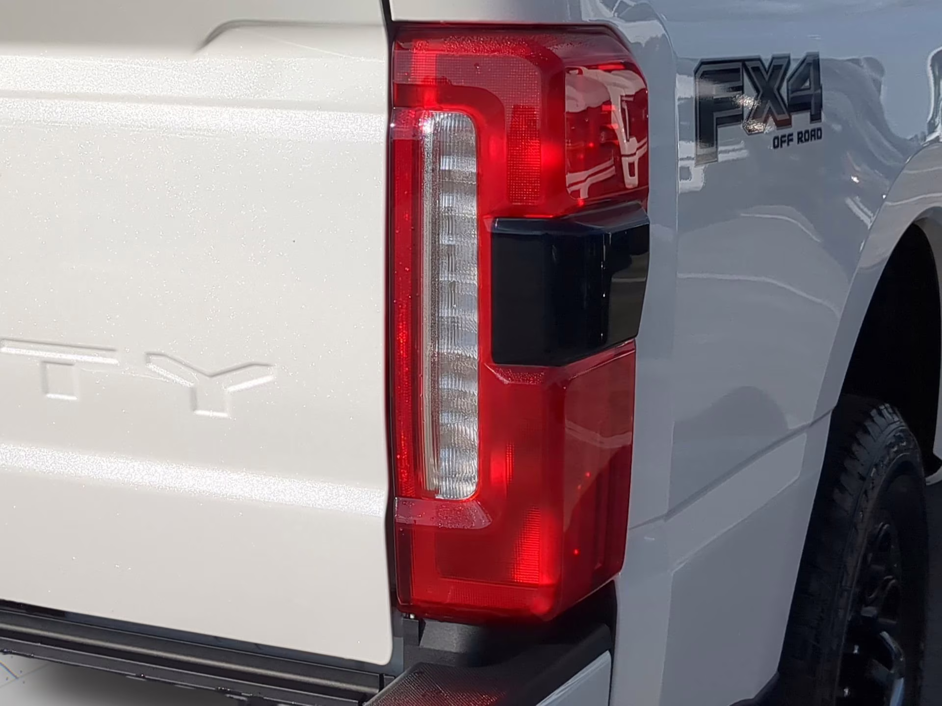 2026 Star White Metallic Tri-Coat Ford Super Duty F-350 SRW LARIAT Crew Cab Pickup 4X4 Truck