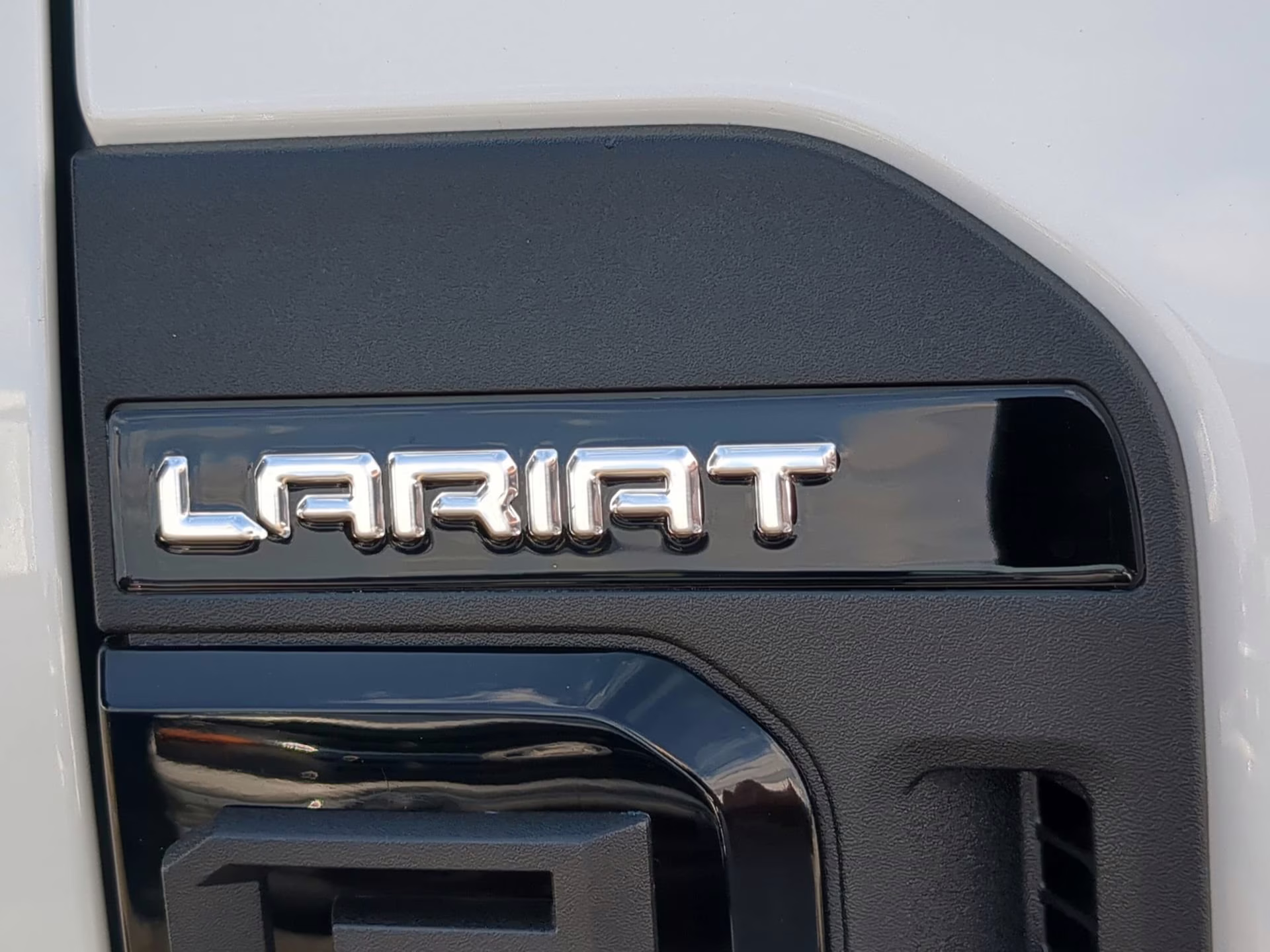 2026 Star White Metallic Tri-Coat Ford Super Duty F-350 SRW LARIAT Crew Cab Pickup 4X4 Truck