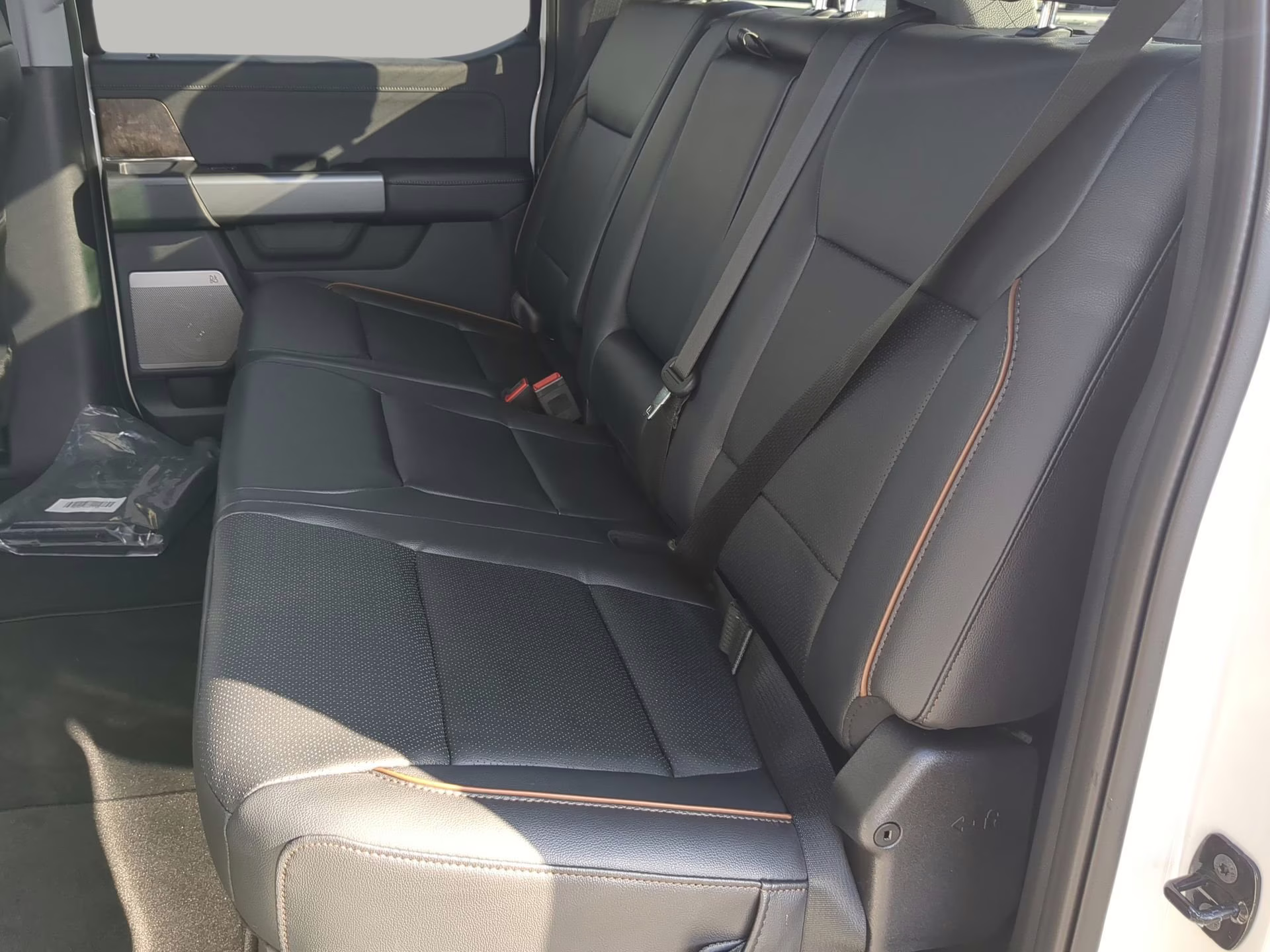 2026 Star White Metallic Tri-Coat Ford Super Duty F-350 SRW LARIAT Crew Cab Pickup 4X4 Truck