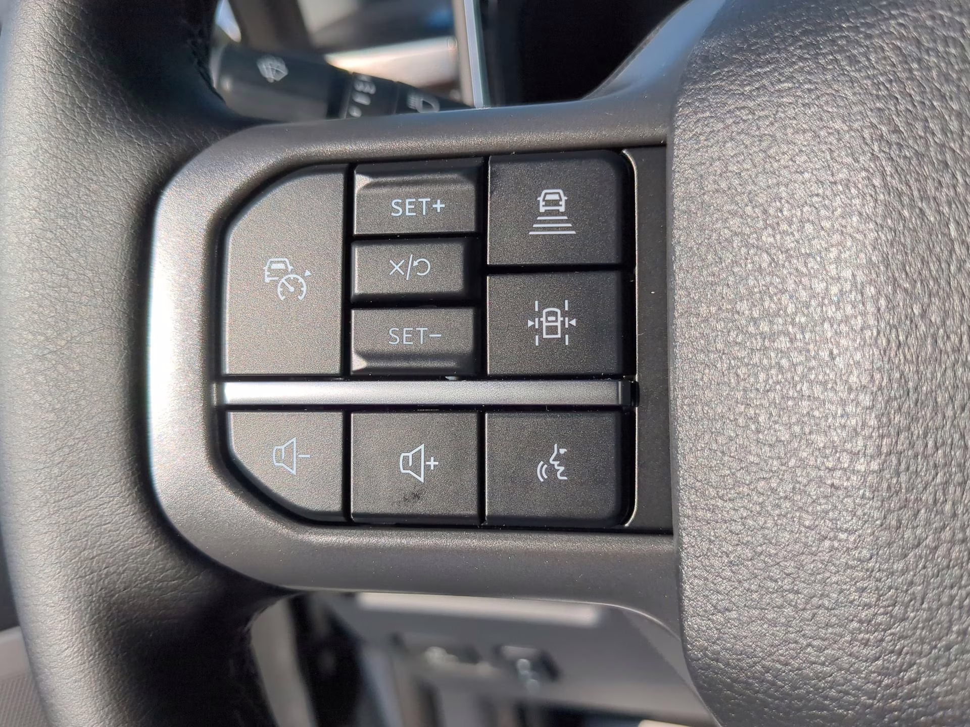 2026 Star White Metallic Tri-Coat Ford Super Duty F-350 SRW LARIAT Crew Cab Pickup 4X4 Truck